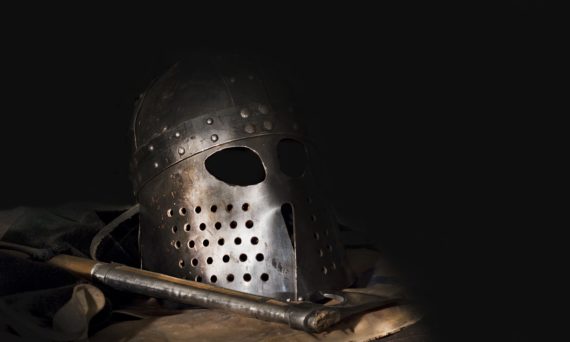 6000 år på 30 minuter. Forntida hjälm och yxa (dekorativ bild)