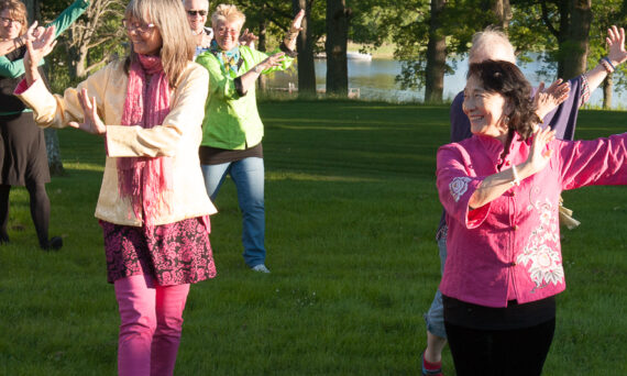 Qigong i Botaniska trädgården (dekorativ bild)