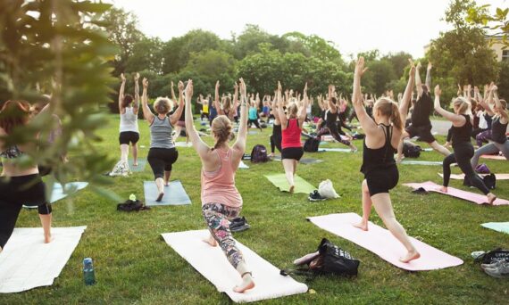 Sommaryoga i Botaniska med Yogahuset 2020 (dekorativ bild)