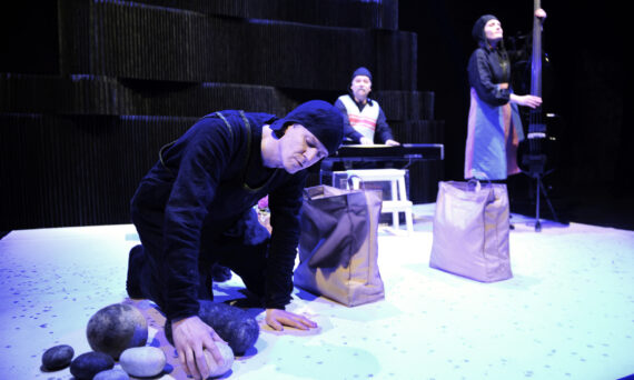 Astons stenar - Teater Pero (beskrivande bild)