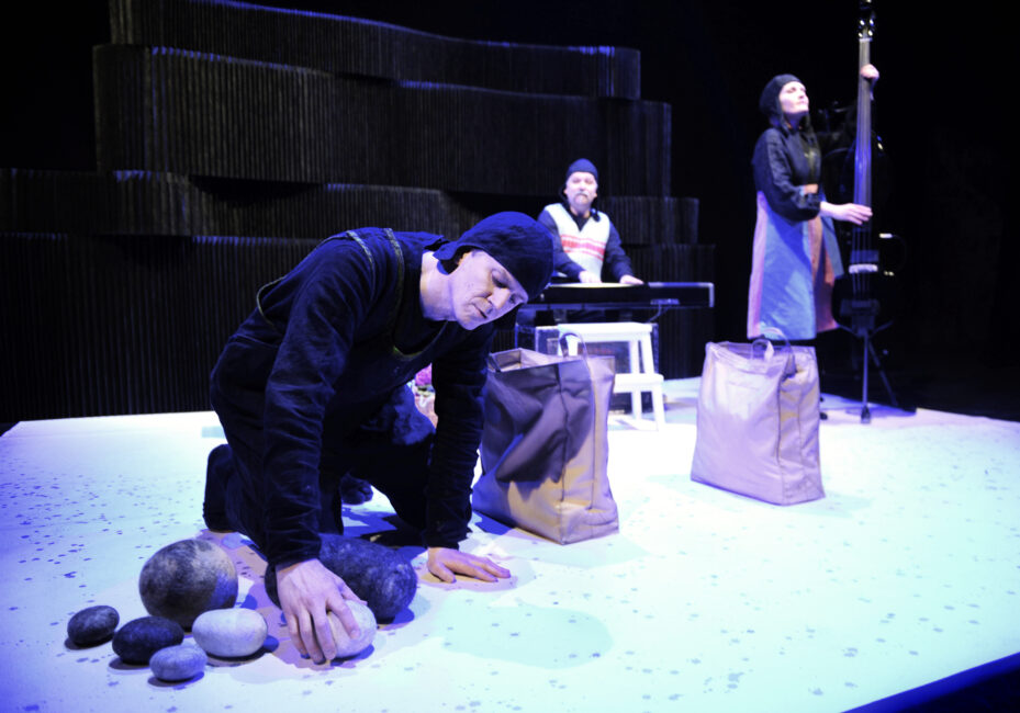 Astons stenar - Teater Pero (beskrivande bild)