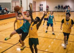Höstlovsbasket i Gränby (dekorativ bild på ungdomar som befinner sig i ett intesivt spelmoment hoppandes upp mot en basketkorg)