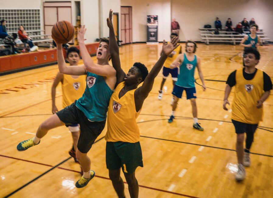 Höstlovsbasket i Gränby (dekorativ bild på ungdomar som befinner sig i ett intesivt spelmoment hoppandes upp mot en basketkorg)