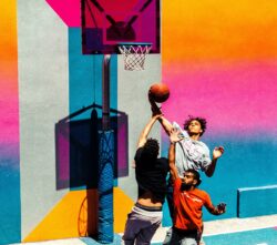 Höstlovsbasket i Rosendal (dekorativ bild på tre ungdomar som befinner sig i ett intesivt spelmoment hoppandes upp mot en basketkorg)