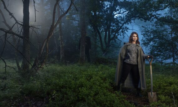 Viveca Sten om morden i Sandhamn - Författarsamtal (dekorativ bild, pressbild på författaren i ett ödsligt skogslandskap nattetid)