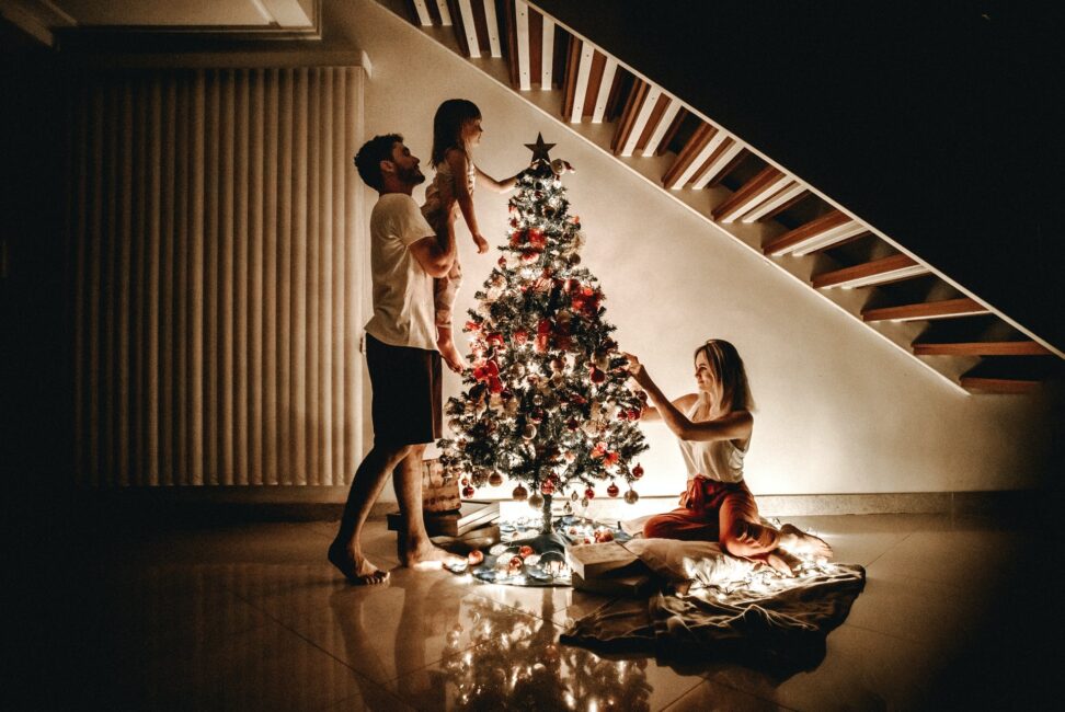 Familjelördag julgransprydnader (dekorativ bild)