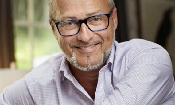 Lär dig dansa bugg i Tony Irvings dansskola